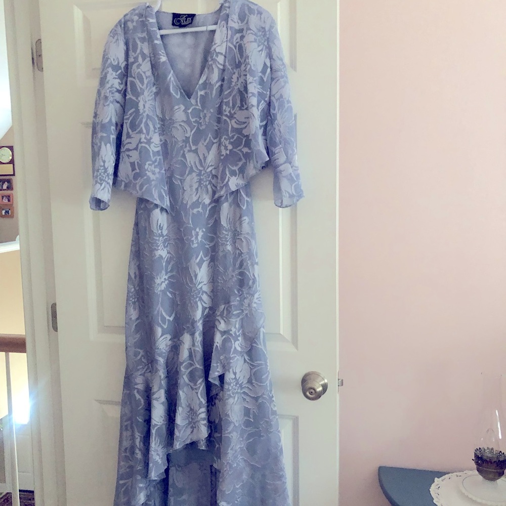 alex evening dress like new wore to wedding. Very comfortable .